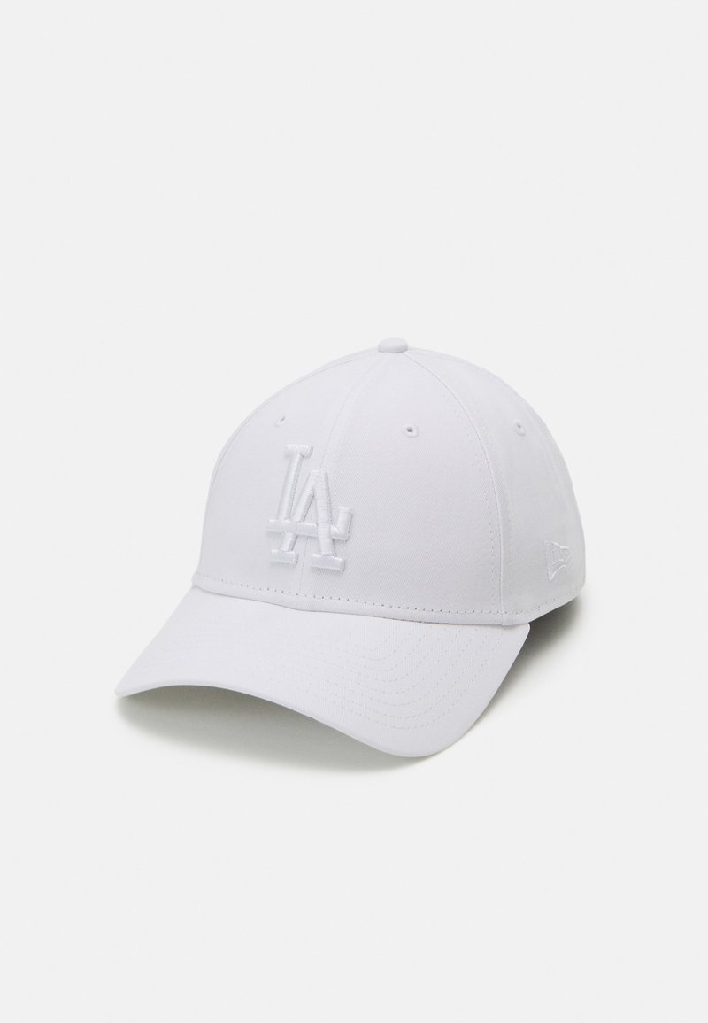Fehér baseball sapka, az elején kiemelkedő LA logóval, sima anyagból készült, ívelt csúccsal és varrott varratokkal.