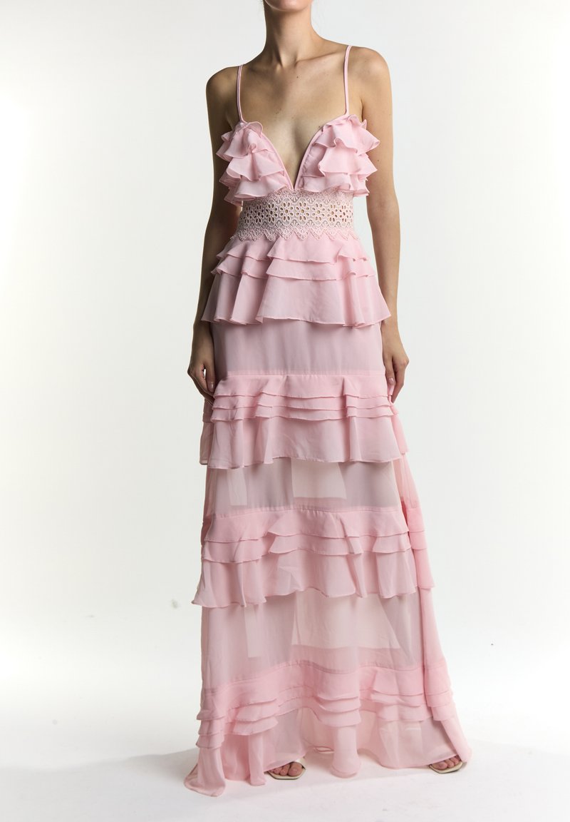 Vestido rosa de varios volantes con capas con volantes, corsé de encaje delicado y tirantes ajustables, confeccionado con tejido ligero y translúcido.