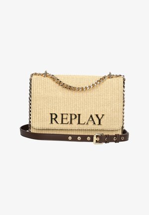 Geweven handtas van natuurlijk stro met een tankleurige faux leren schouderband, gouden kettingaccent en een prominente zwarte "REPLAY" logo op de voorkant.