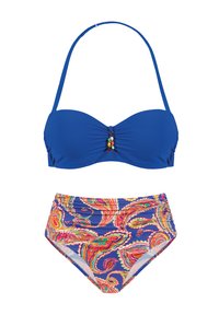 Zestaw bikini składający się z gładkiego, niebieskiego topu bandeau ozdobionego koralikami oraz wysokich majtek z kolorowym wzorem paisley.