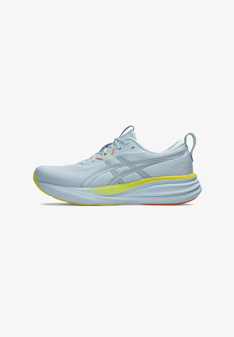 Chaussure de course bleu clair avec une tige en mesh, une semelle intermédiaire jaune accentuée et une semelle texturée. Dotée de lacets et d'une languette à l'arrière.