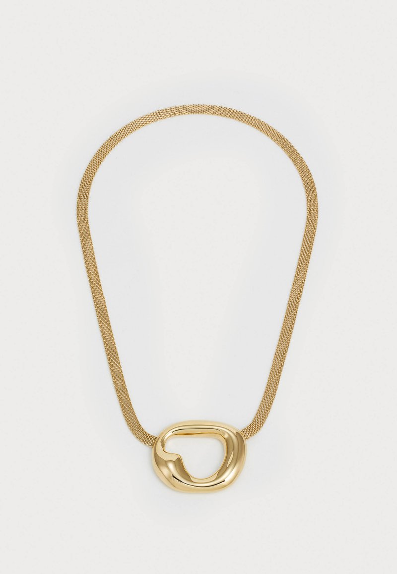 Gouden mesh halsketting met een abstracte, gepolijste gouden hanger met een organische vorm, die een strakke en moderne uitstraling creëert.