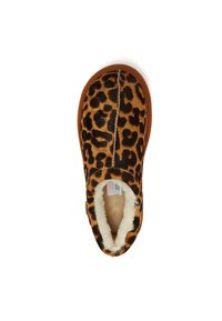 Pantofole con stampa leopardata, foderate in finta pelliccia beige, punta arrotondata e dettagli cuciti. Suola flessibile che migliora il comfort e la mobilità.