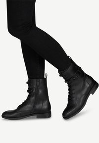 Tamaris Botines camperos - black