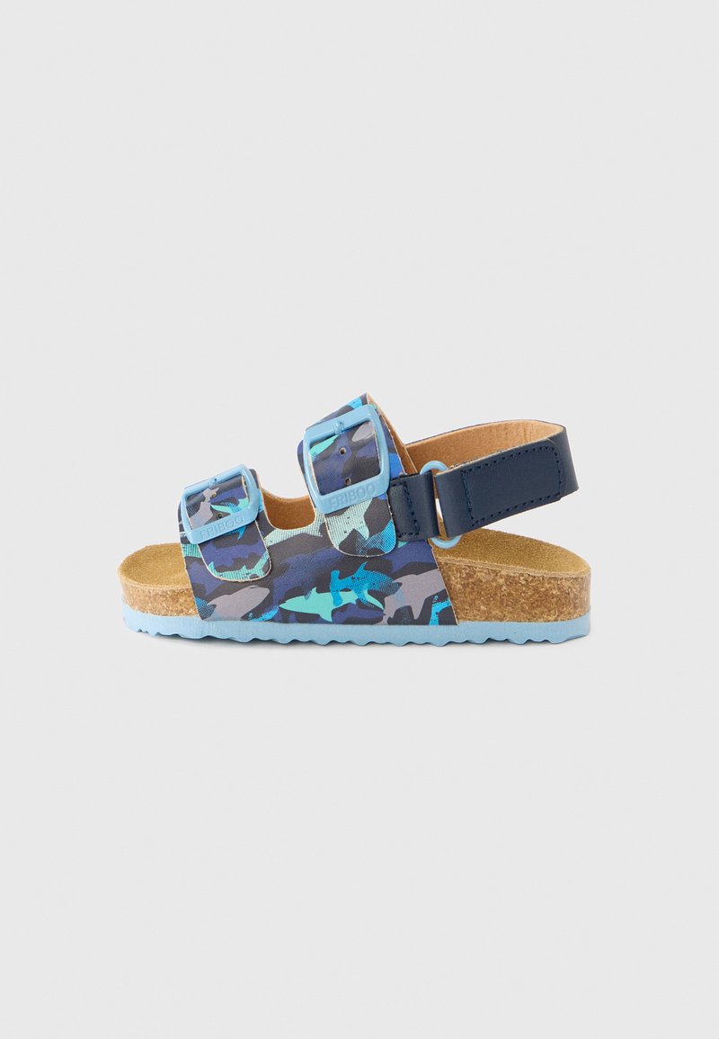 Blauwe sandalen met camouflagemotief, voorzien van twee verstelbare banden, een kurken voetbed en een lichtblauwe zool. Gemaakt van duurzaam synthetisch materiaal.