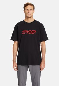 Zwarte t-shirt met korte mouwen van katoen met een rood gestreept "SPYDER" logo op de voorkant. Ronde hals en een losse pasvorm.