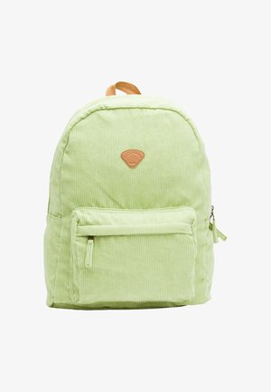 Groene corduroy rugzak met een gestructureerd oppervlak, voorzien van een tan leren logo patch en een voorste ritszak voor extra opbergruimte.