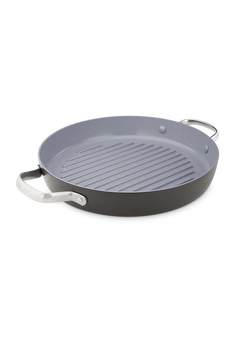 Sartén redonda para asar con interior antiadherente gris, exterior negro, base acanalada y asas de acero inoxidable para un agarre fácil.