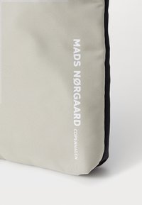 Mads Nørgaard TIAN CORE BLOCK BAG - Borsa a tracolla - cement/black