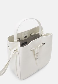 Bolso tote de cuero blanco con una superficie texturada, asas superiores y correa ajustable. Cuenta con un cierre de cordón y acentos de hardware en tono plateado.