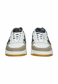 Tenisky s bílou koženou špičkou, béžovými nubukovými panely a námořnickými tkaninovými panely, plochými bílými tkaničkami a gumovou podrážkou.