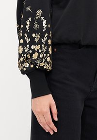 ONLY Tall ONLBROOKE FOIL O NECK - Φούτερ - black/gold-colored