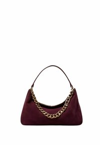 Borsa in suede borgogna con una forma curva e liscia e una maniglia a catena dorata. Presenta una chiusura con zip e una texture morbida.