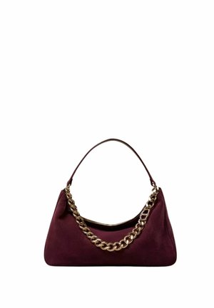 Borsa in suede borgogna con una forma curva e liscia e una maniglia a catena dorata. Presenta una chiusura con zip e una texture morbida.