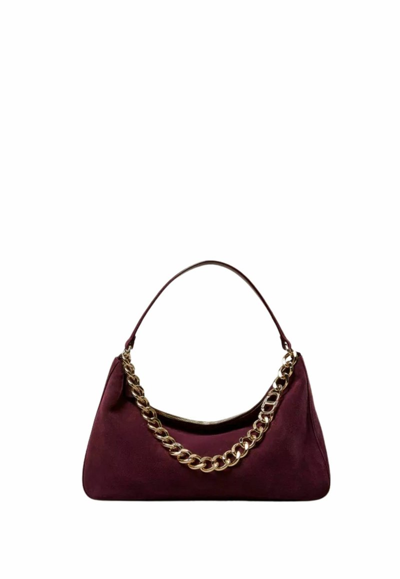 Borsa in suede borgogna con una forma curva e liscia e una maniglia a catena dorata. Presenta una chiusura con zip e una texture morbida.