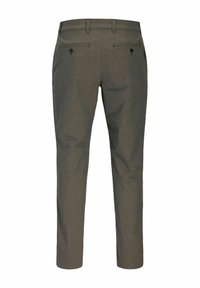 Ανδρικό παντελόνι slim-fit σε καφέ με διακριτικό καρό μοτίβο, θηλιές για ζώνη και κουμπωτές πίσω τσέπες, εμφανίζεται από πίσω.