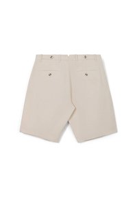 Shorts beiges avec deux poches arrière à fermeture bouton, devant plat, design ajusté et matériau en coton lisse.