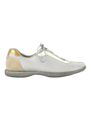 Zapatilla deportiva de malla gris clara con talón de ante, acento amarillo en la parte trasera, suela gris y cordones grises a juego atados en un lazo sobre un fondo blanco.