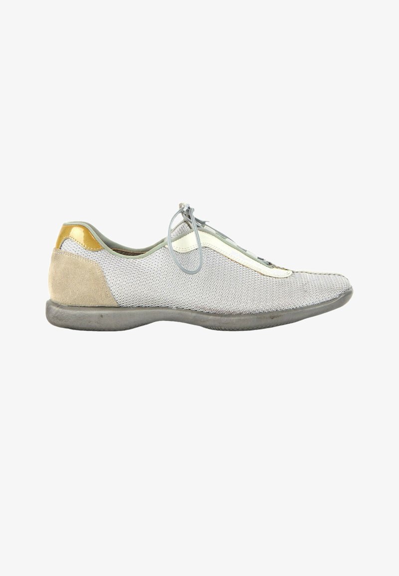 Baskets en mesh gris clair avec talon en daim, accent jaune à l'arrière, semelle grise et lacets gris assortis noués en boucle sur fond blanc.