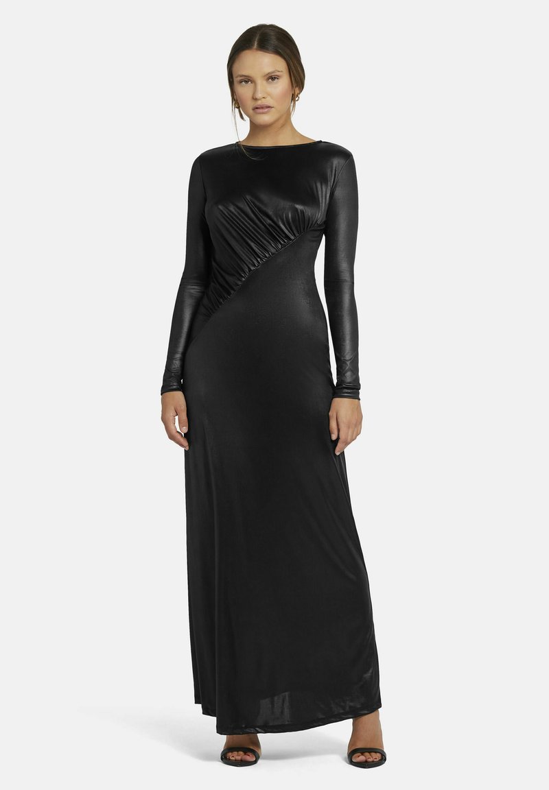 Schwarzes langärmliges Kleid aus glattem, glänzendem Stoff. Mit einem diagonalen gerafften Design über der Vorderseite. Bodenlang mit einer figurbetonten Silhouette.