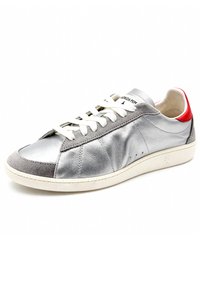 Zilveren leren sneaker met grijze suède accenten, witte veters en een rode hieltab. Heeft een gestructureerde afwerking en een rubberen zool.