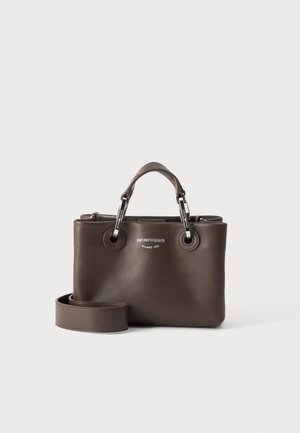 Dunkelbraune Lederhandtasche mit zwei kurzen Griffen, Metallakzenten, abnehmbarem langen Tragegurt und Emporio Armani Logo auf der Vorderseite.