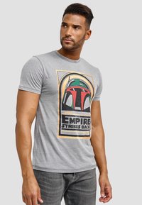 Grå bomulds t-shirt med et grafisk motiv af Boba Fett fra "Star Wars: The Empire Strikes Back." Kortærmet med runde halsudskæring.