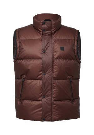 Gilet imbottito marrone isolato con colletto alto, bottoni a pressione e due tasche laterali con zip. Texture liscia con dettagli a motivo trapuntato.