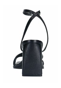 Zwarte hoge hak sandalen met een getextureerde leren afwerking, dunne enkelband en een blokhak. Het ontwerp heeft een open teen en minimale accenten.