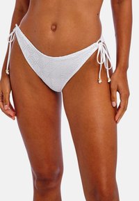 Parte inferior de bikini blanca con patrón texturizado, lazos laterales ajustables y acentos de cuentas. Presenta un corte de talle bajo y un acabado suave.