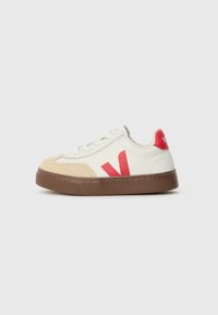 Hvite lærsneakers med beigefarget semsket tupp, rød logoaccent, brun gummisole og teksturert søm rundt kantene.