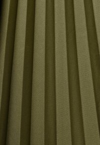 Tissu vert olive avec des plis verticaux régulièrement espacés créant un motif rayé texturé en matériau doux.