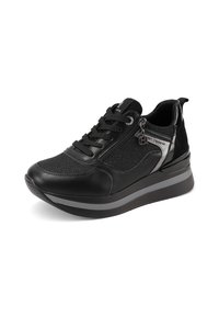 Sneaker nera con lacci frontali, zip laterale, accenti argento, etichetta con logo e suola spessa grigia e nera su sfondo bianco.
