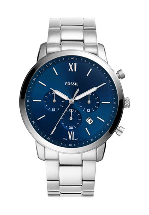 Montre-bracelet Fossil argentée avec cadran bleu, trois sous-cadrans, affichage de la date à 4 heures, et bracelet à maillons métalliques.