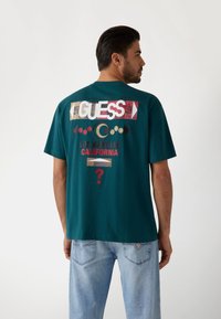 Guess IMPRIMÉ LOGO - Camiseta estampada - vert