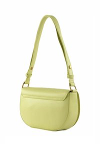 Limettengrüne vegane Leder-Umhängetasche mit geschwungenem Design, verstellbarem Gurt und goldfarbener Hardware. Glatte Textur, minimalistischer Stil.