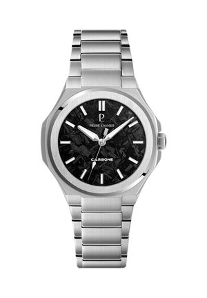 Náramkové hodinky Pierre Lannier so strieborným kovovým náramkom, čiernym textúrovaným ciferníkom, bielymi hodinovými značkami a tromi striebornými ručičkami ukazujúcimi čas 10:10:31.