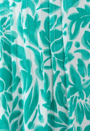 Tessuto floreale con grandi foglie astratte color teal e motivi circolari su uno sfondo bianco, con una consistenza visibile e un design plissettato.