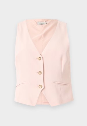 Lys rosa ermeløs vest med V-hals, tre gullfargede knapper i knutemønster og to horisontale lommer foran, lagt flatt på en grå bakgrunn.