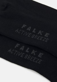 Crne čarape od pletene tkanine, s "FALKE ACTIVE BREEZE" logotipom u svijetlosivoj boji sa strane. Glatka tekstura, tipičnog oblika čarapa.