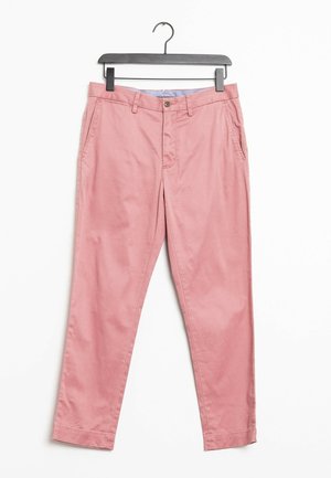 Chinos en coton rose clair avec une coupe droite, dotés de poches avant, d'une fermeture à bouton et de passants de ceinture. Texture lisse et design ajusté.