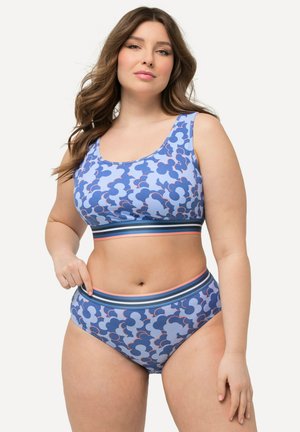 Hellblauer Sport-BH und hochgeschnittene Unterwäsche mit Wolkenmuster, versehen mit einem gestreiften elastischen Band in Blau, Pink und Koralle an der Taille.