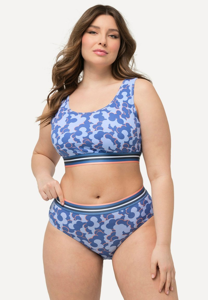 Lichtblauwe sportbeha en hooggelegen slip met een wolkenpatroon, voorzien van een gestreepte elastische band in blauw, roze en koraal rond de taille.