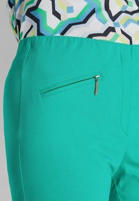 GOLDNER STRETCH LOUISA SUPER ELASTIC WITH ZIP POCKETS - Stoffhose - green