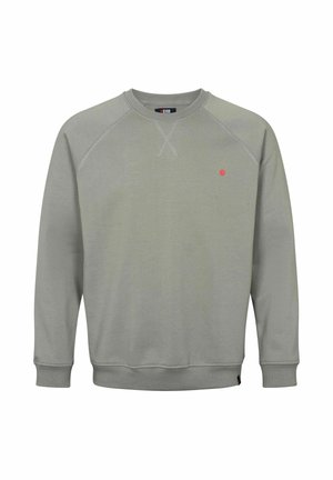 Svetlo siva majica s okroglim izrezom in dolgimi rokavi, z rebrastimi manšetami in spodnjim robom ter majhno rdečo piko na levi strani prsnega koša.