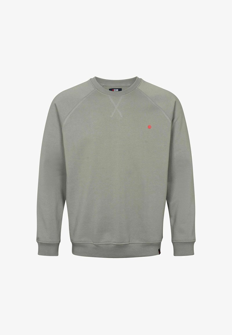 Sweat-shirt gris clair à col rond avec manches longues, poignets et ourlet côtelés, et un petit point rouge sur le côté gauche de la poitrine.
