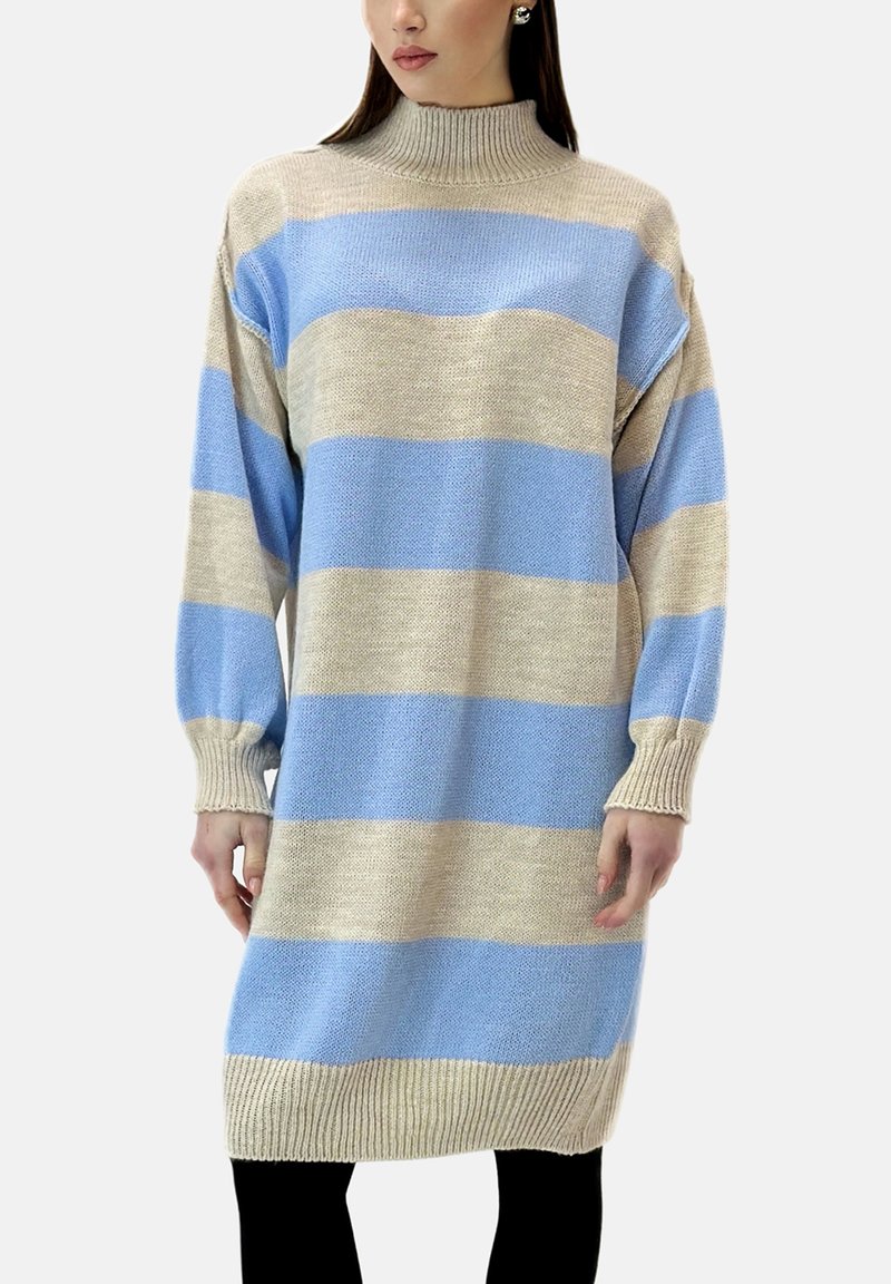 Vestido suéter grande a rayas en azul claro y beige, con cuello alto, mangas largas y dobladillo y puños acanalados. Tejido suave y texturizado.
