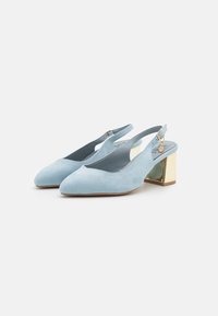 Chaussures à bride arrière en daim bleu clair avec un bout pointu, dotées d'un talon bloc doré et d'une bride de cheville ajustable.