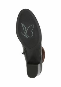 Talpă din cauciuc negru cu un model texturat, având un logo de fluture în gri. Toc ușor, cu o finisare netedă, design general plat.