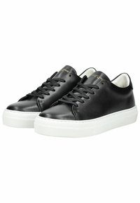 Schwarze Leder-Sneaker mit glatter Textur, weißen Gummisohlen und flachen Schnürsenkeln. Goldene Markenzeichen auf der Zunge fügen ein dezentes Detail hinzu.